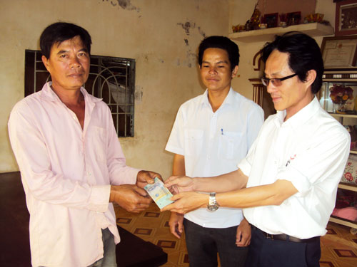 Ông Ni nhận tiền hỗ trợ của Công ty Vĩnh Thịnh
